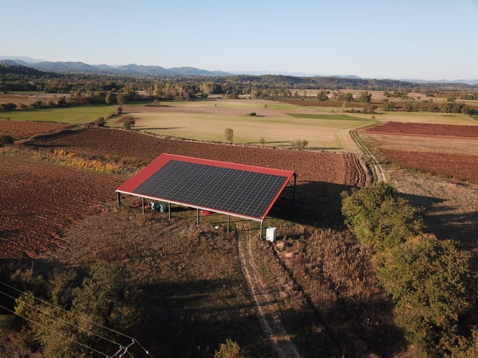 Bâtiment agricole de stockage photovoltaique vue du ciel 