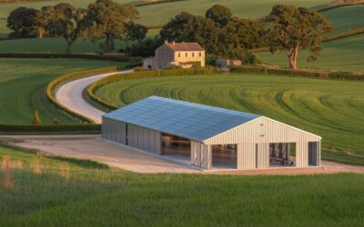 Hangar solaire : intégration paysagère rurale réussie